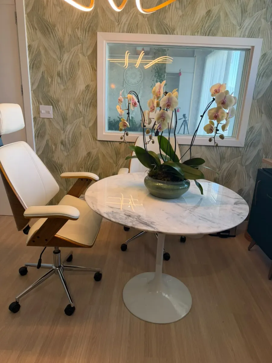 Mesa Saarinen Redonda — Tampo de Mármore Branco, Base Tulipa Branca