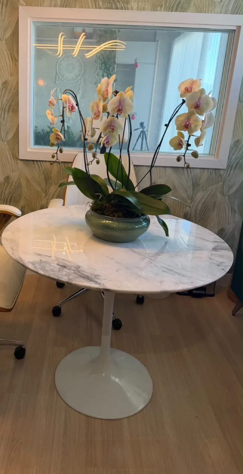Mesa Saarinen Redonda — Tampo de Mármore Branco, Base Tulipa Branca